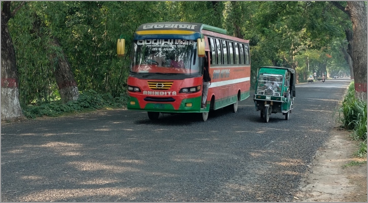 ঢাকা-আরিচা মহাসড়কে অবাধে চলছে অবৈধ যানবাহন